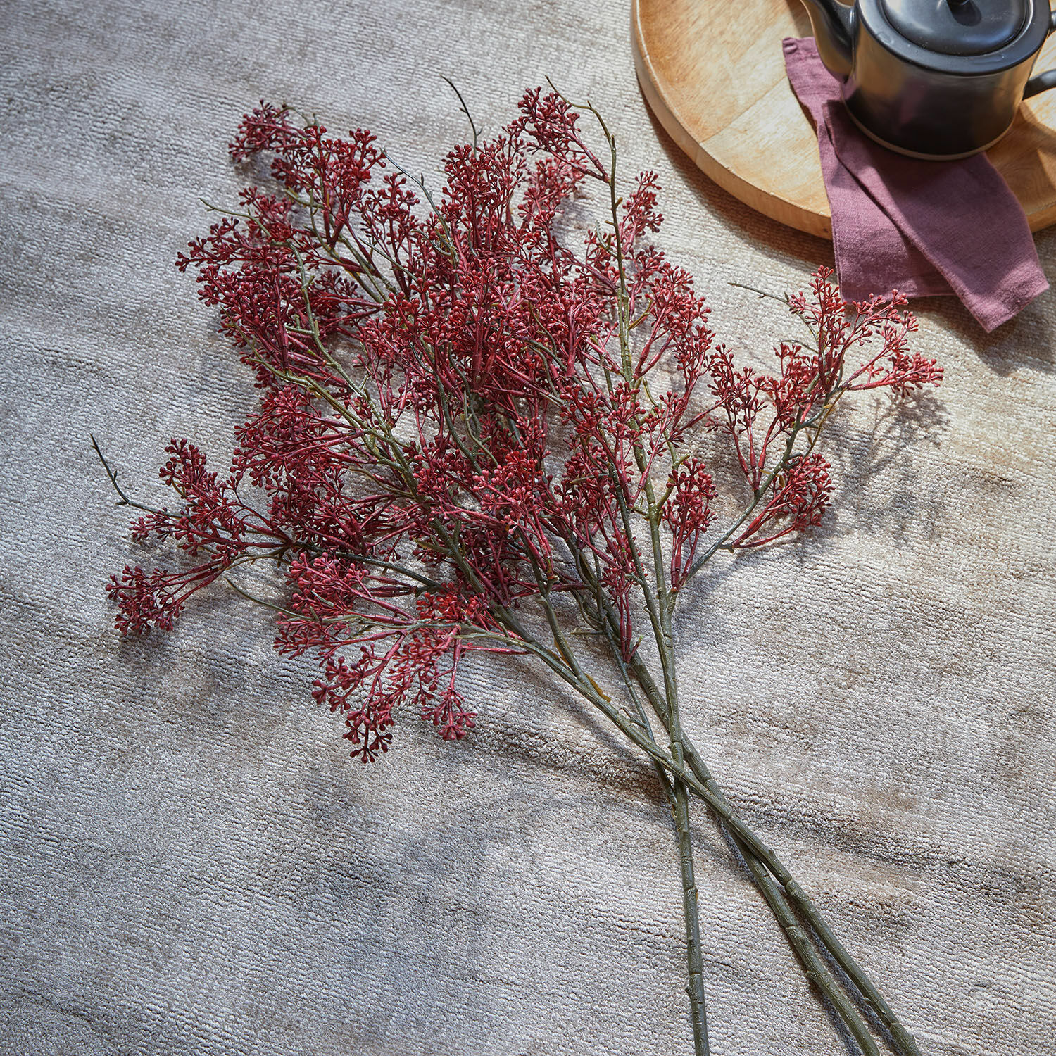 Deko-Blume 3er Set Lac Serein Rote dekorative Kunststoffzweige auf hellem Hintergrund, Wohnaccessoire und Raumgestaltung