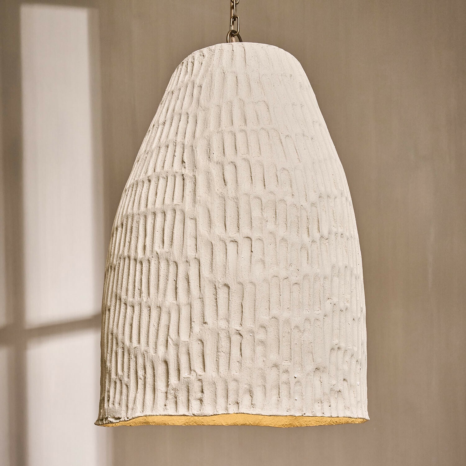 Hängelampe Nouvrette Hängelampe aus weisser Keramik mit strukturierter Oberfläche und goldenem Innenraum, modernes Design