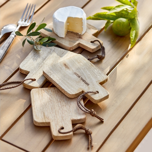 Set aus natürlichen Holz-Schneidebrettern auf dem Tisch mit Käse und Zitrusfrüchten