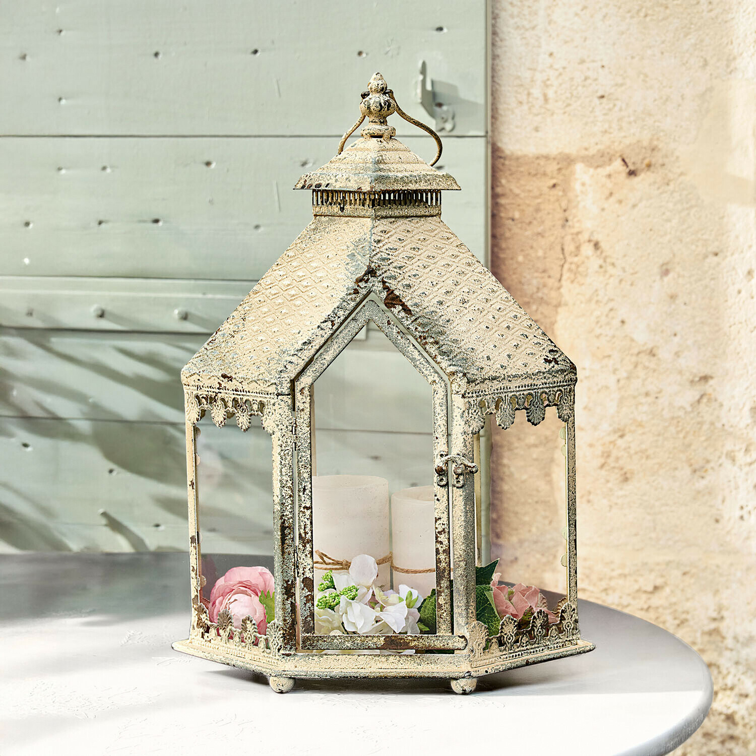 Laterne Montérise Dekorative Metalllaterne im Vintage-Stil in Creme mit weissen Kerzen und Blumen