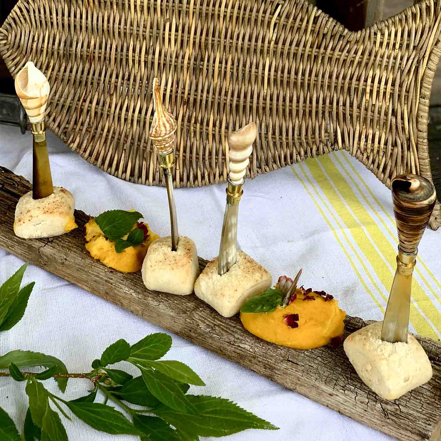 Set dekorative Zahnstocher mit Muscheln auf Holzbrett, ideal für stilvolle Vorspeisen