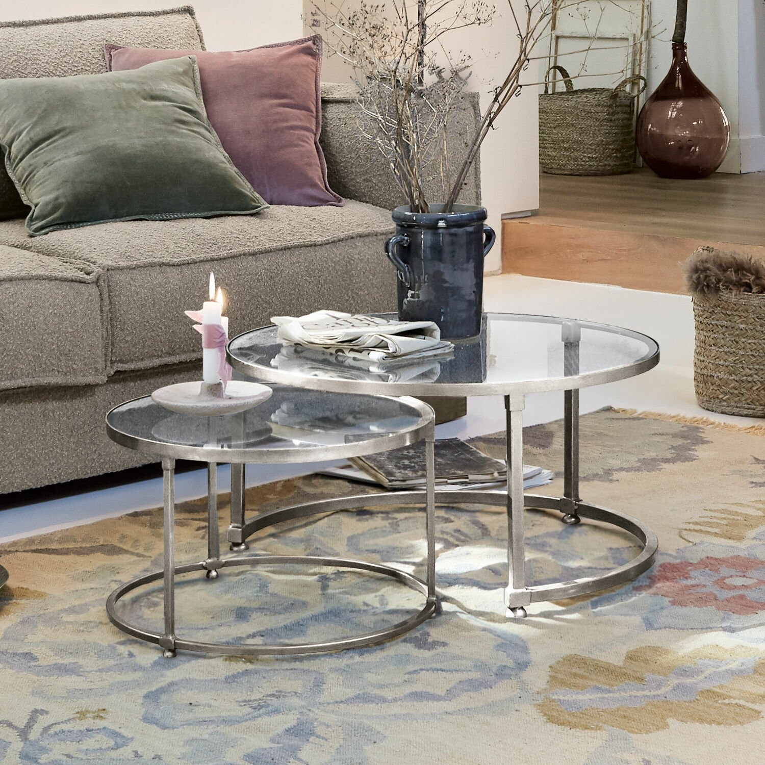 Couchtisch 2er Set Kabala Zwei runde Couchtische mit Glasplatte und Metallgestell in einem Wohnzimmer