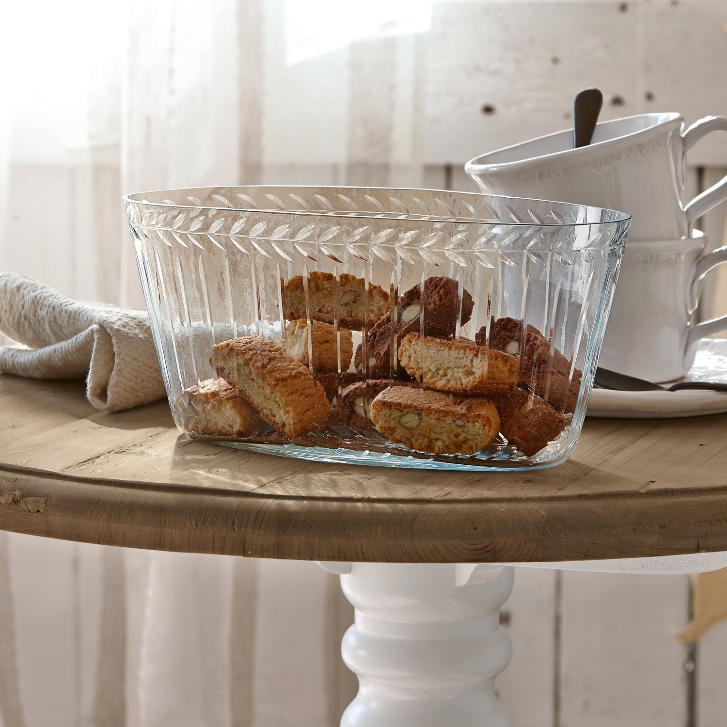 Schale Malinda Transparente Glasschale mit dekorativem Muster, gefüllt mit Guetzli auf hellem Holztisch