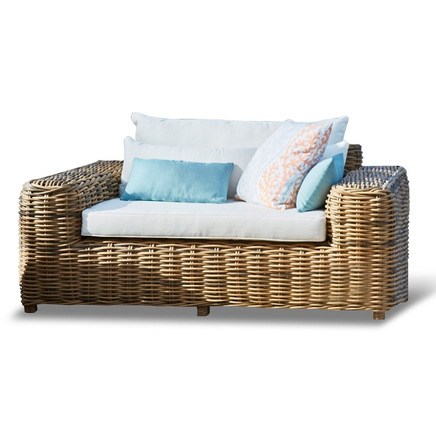Sessel Camas Rattansofa mit weissen Kissen und blauen Akzenten, gemütliches Gartenmöbel zum Entspannen