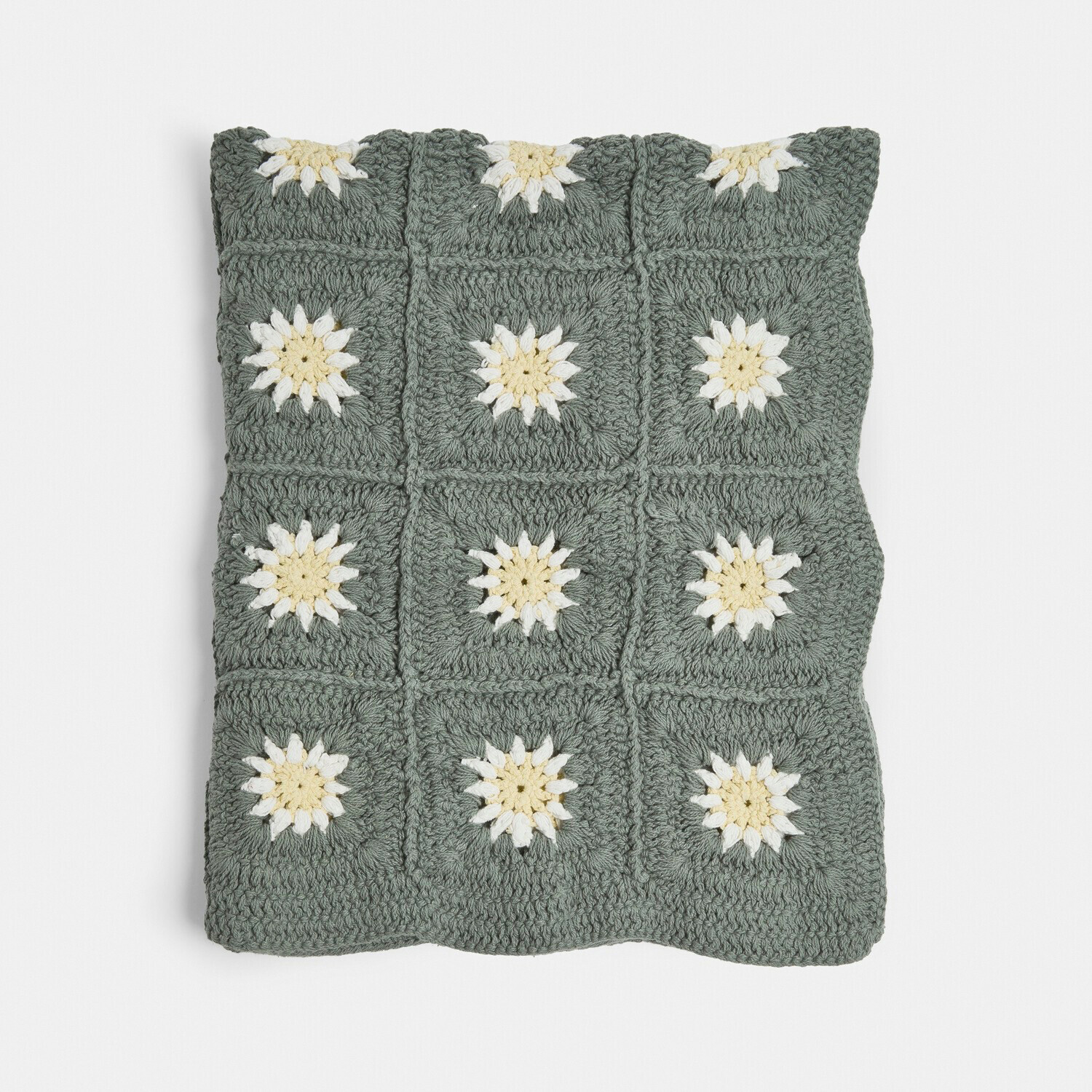 Handgehäkeltes Kissen mit Blumenmuster in Grün und Creme, dekoratives Wohnaccessoire