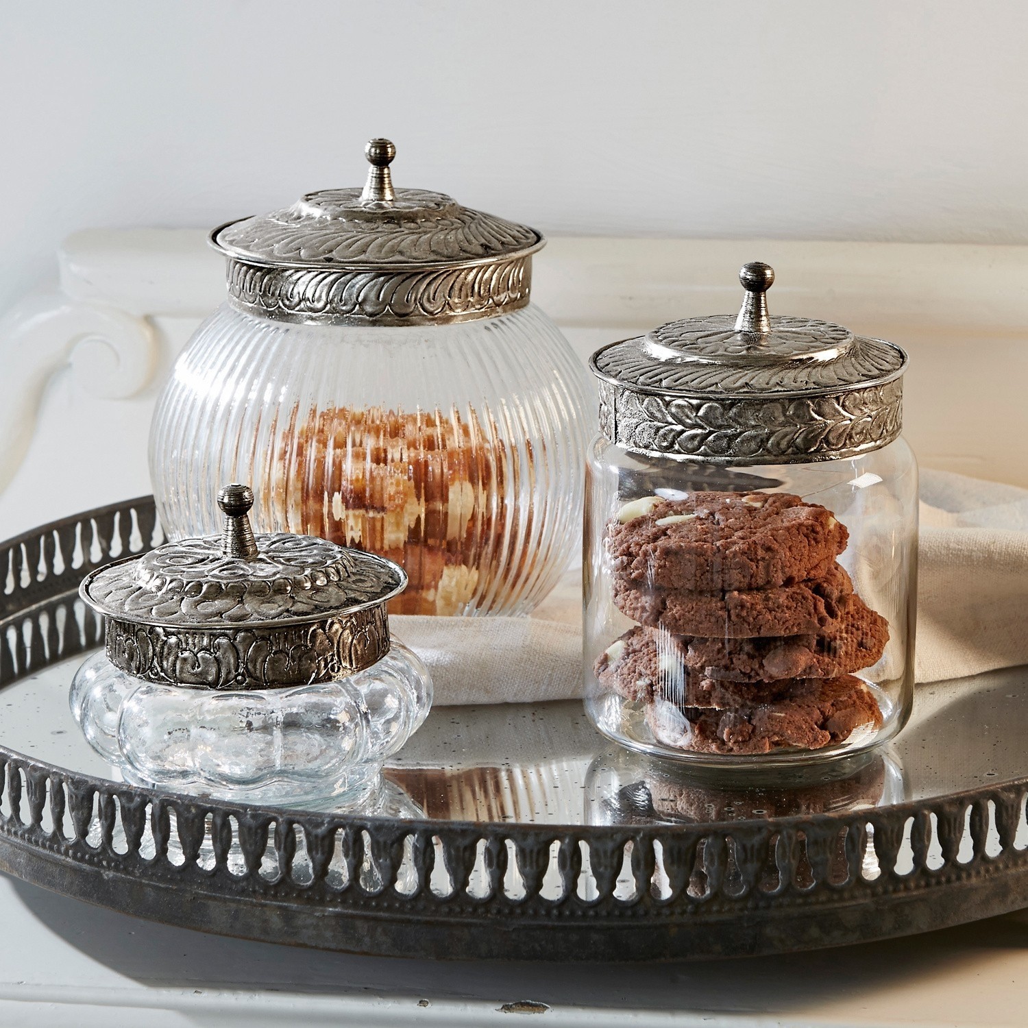 Dose 3er Set Plévin Set aus drei Glasbehältern mit verzierten Metalldeckeln für Kekse und Snacks