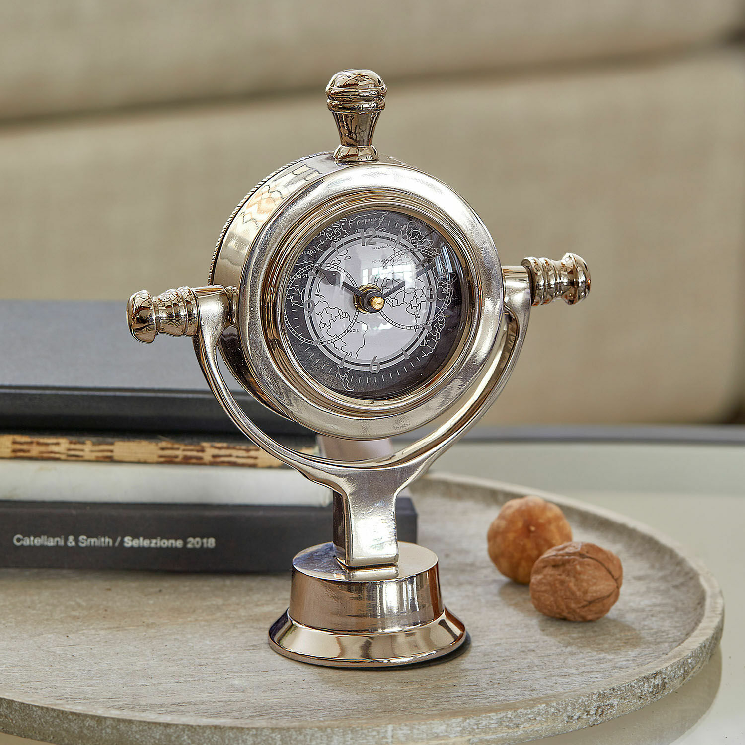 Uhr Iskora Silberfarbige Metall-Tischuhr mit Weltkarte auf dem Zifferblatt, elegante Wohnaccessoire