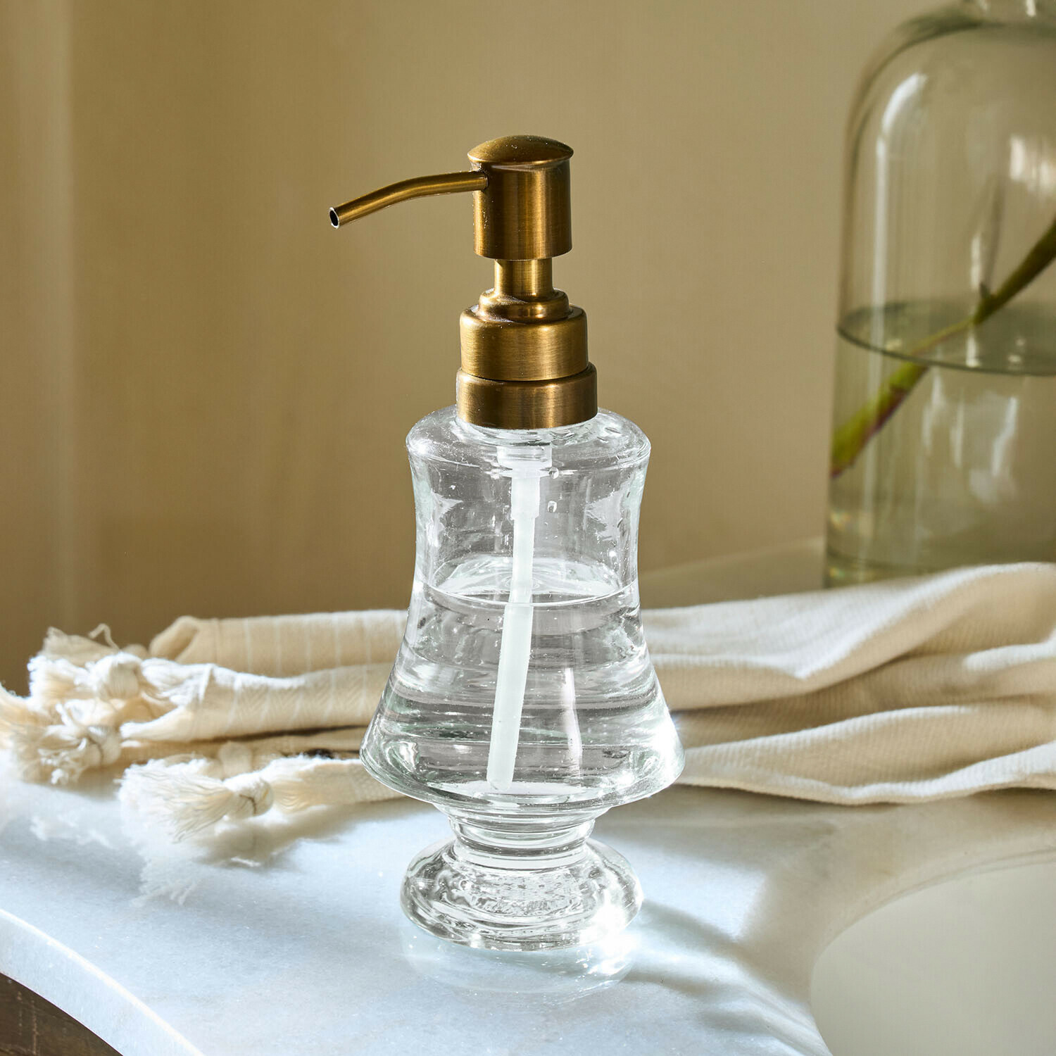 Seifenspender Rivélise Transparenter Glas-Seifenspender mit Messingpumpe für Badezimmer