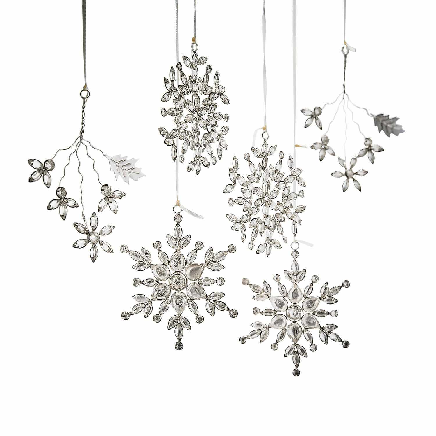 Weihnachtsschmuck 6er Set Allegan Set aus sechs transparenten Weihnachtsanhängern in Schneeflocken- und Zweigform vor weissem Hintergrund