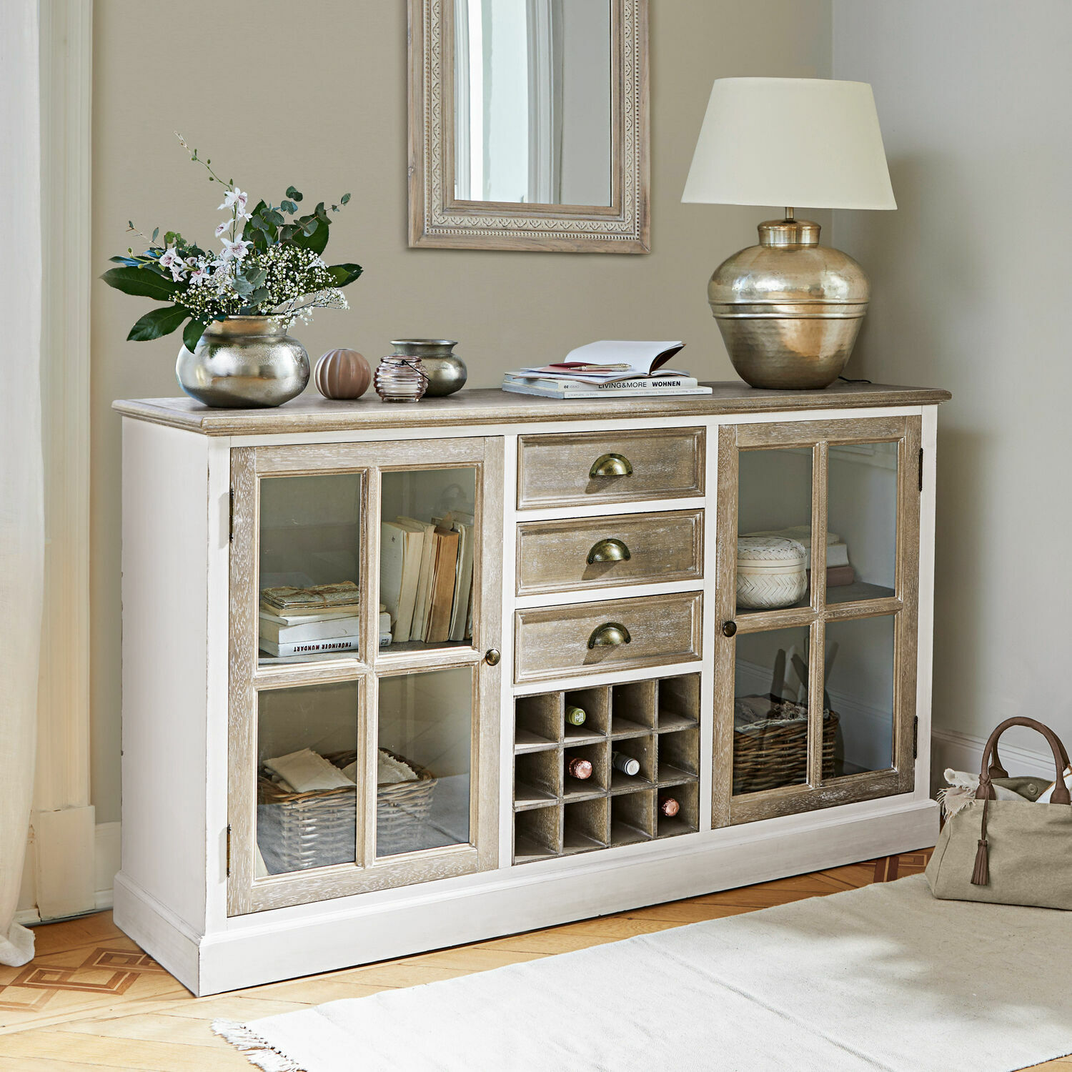 Kommode Magoffin Kommode aus Holz in Weiss und Natur mit Schubladen und Weinfach für das Wohnzimmer