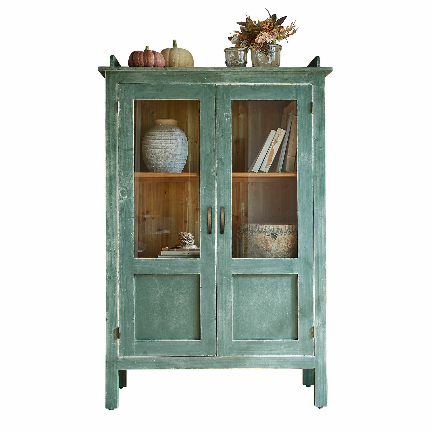 Vitrine Nouvellese Grüner Holzvitrinenschrank mit Glastüren und Dekorationen auf den Regalen für das Wohnzimmer