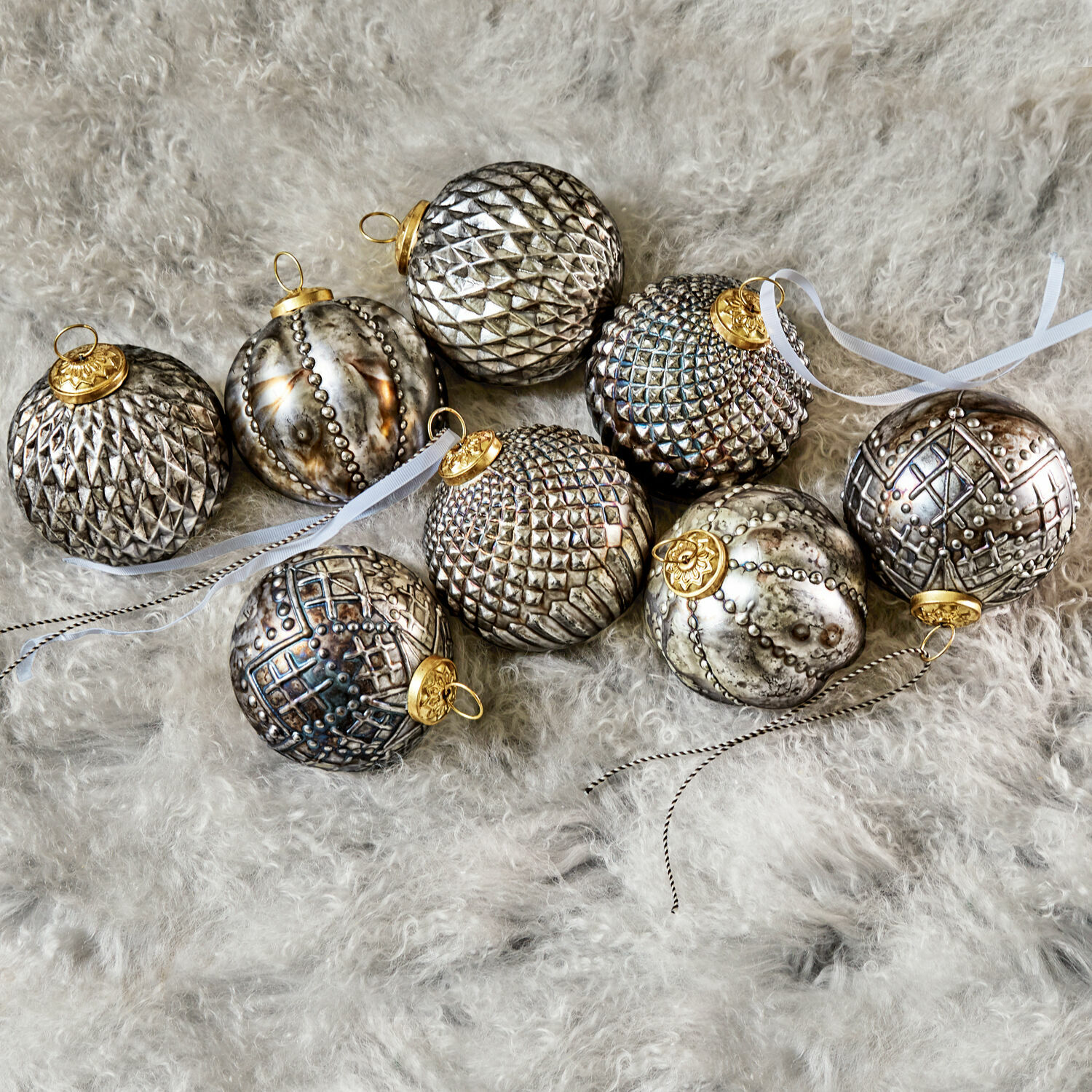 Weihnachtsschmuck 8er Set Silverlake Set silberner Christbaumkugeln mit dekorativen Mustern und goldenen Aufhängungen auf weichem Fell