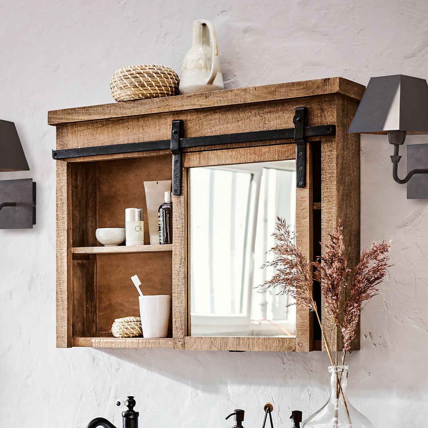 Rustikaler Holz-Badezimmerschrank mit Spiegel und schwarzen Metallbeschlägen