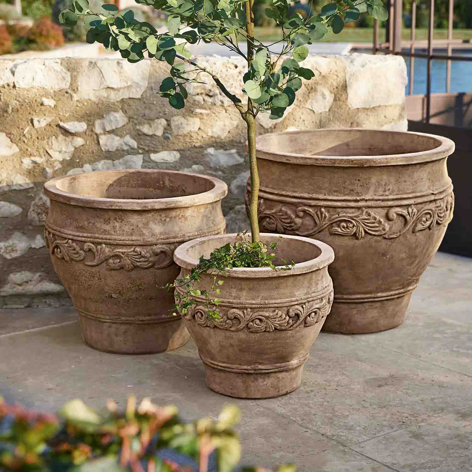 Set mit drei dekorativen Terrakotta-Blumentöpfen in Beige mit Reliefmuster für Garten