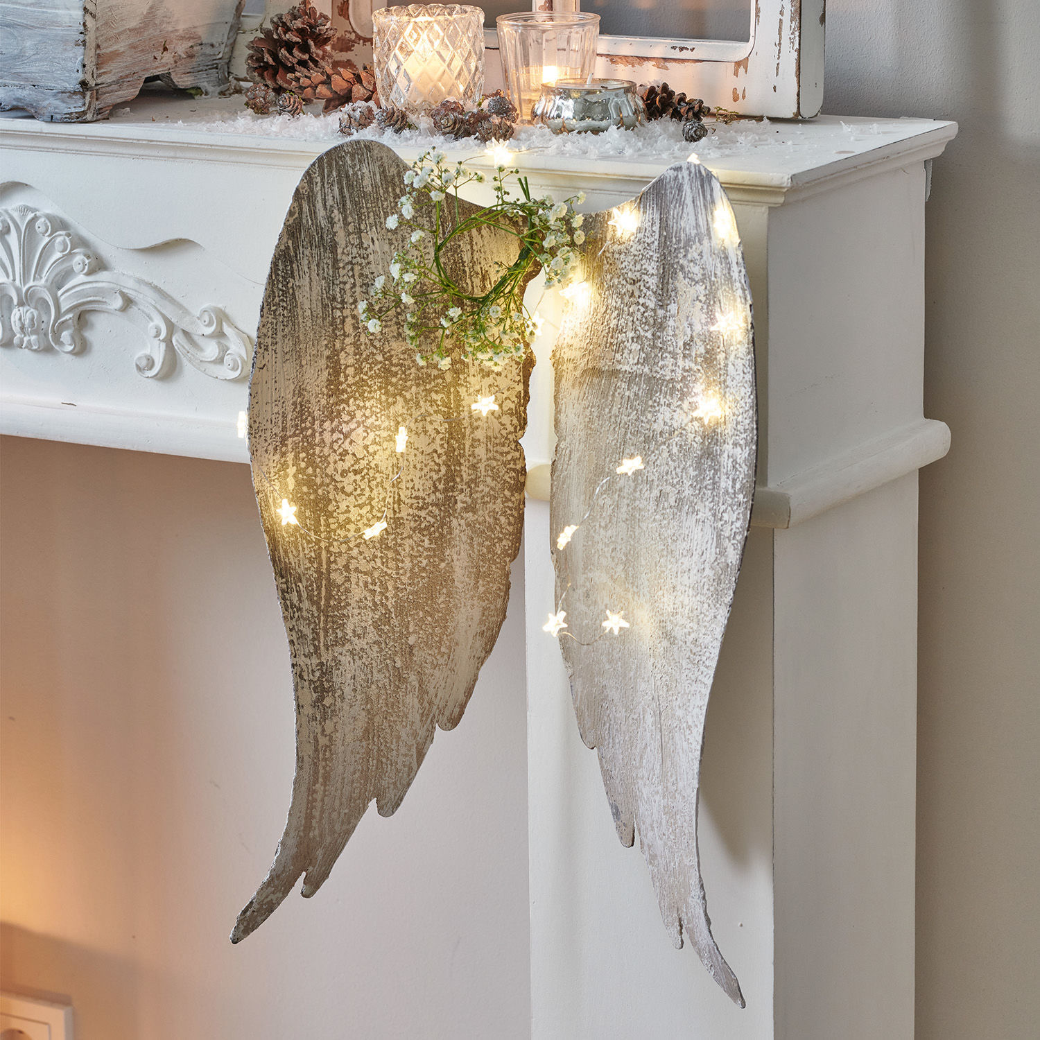 Engelsflügel Gabrielle Dekorative weisse Holz-Engelsflügel mit LED-Lichterkette und grünem Kranz als Wanddekoration