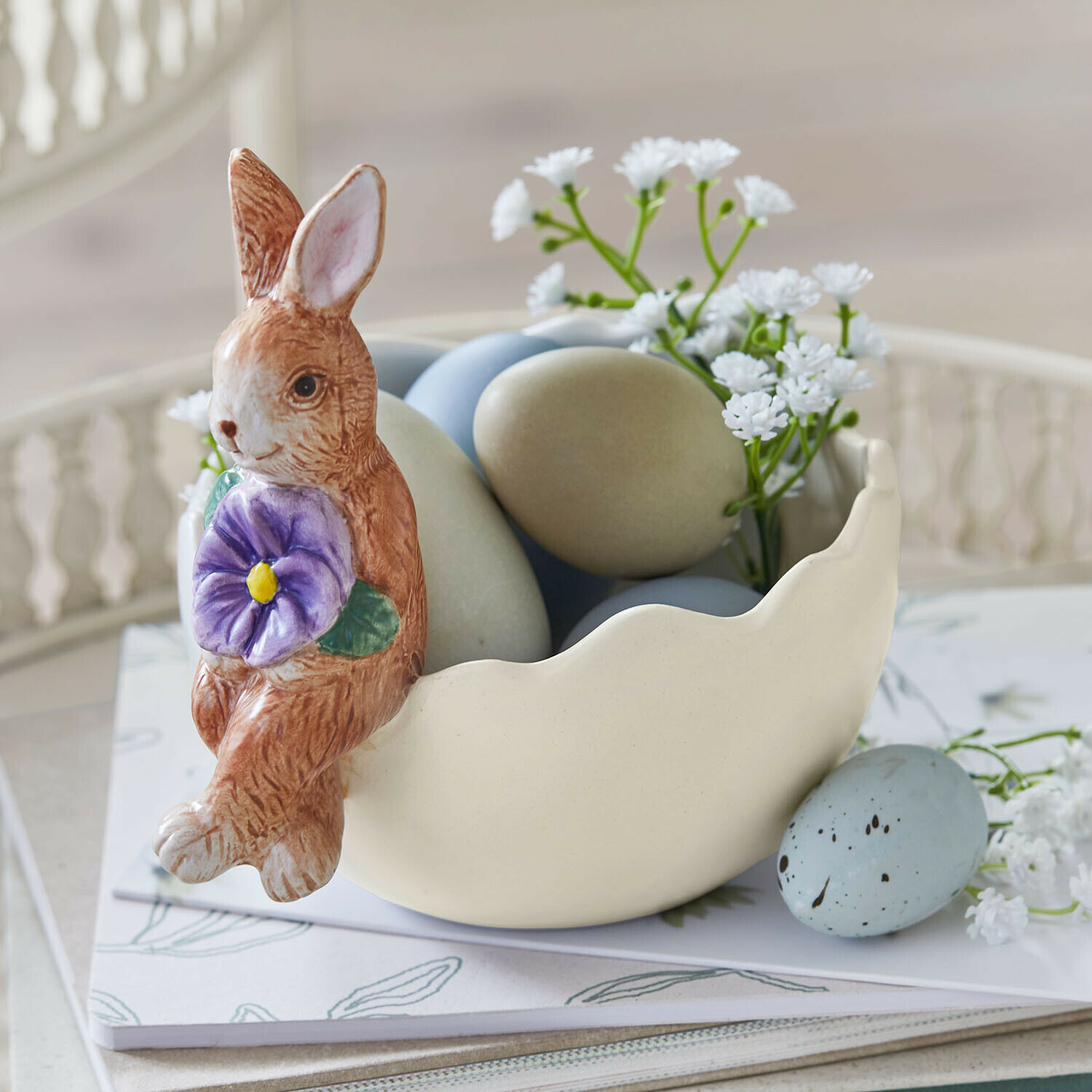 Schale mit Hase Jasélie Keramikschale mit Hase, pastellfarbenen Eiern und weissen Blumen als Frühlingsdekoration
