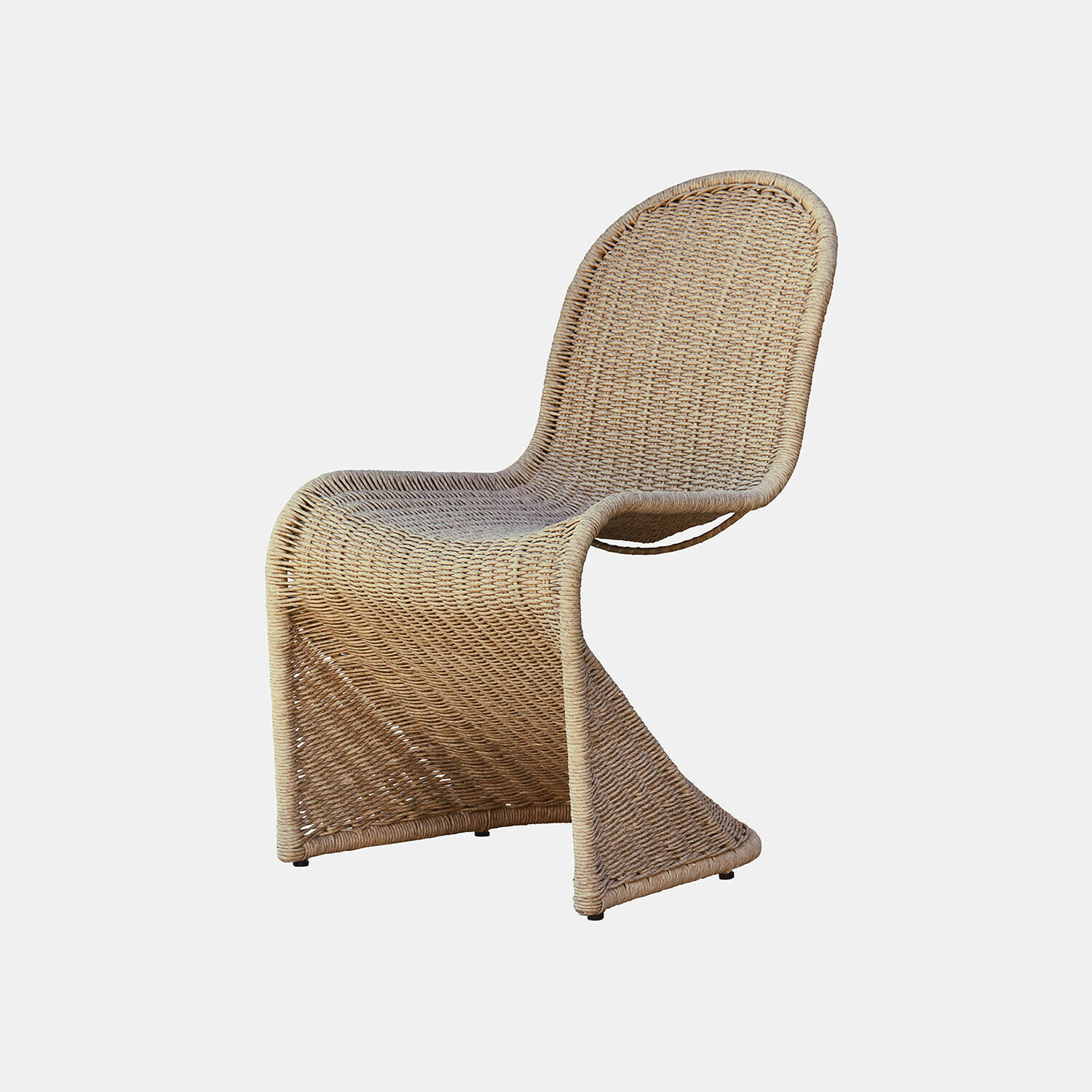 Geflochtener Stuhl in natürlichem Beige mit modernem, geschwungenem Design für Wohn- und Aussenbereich