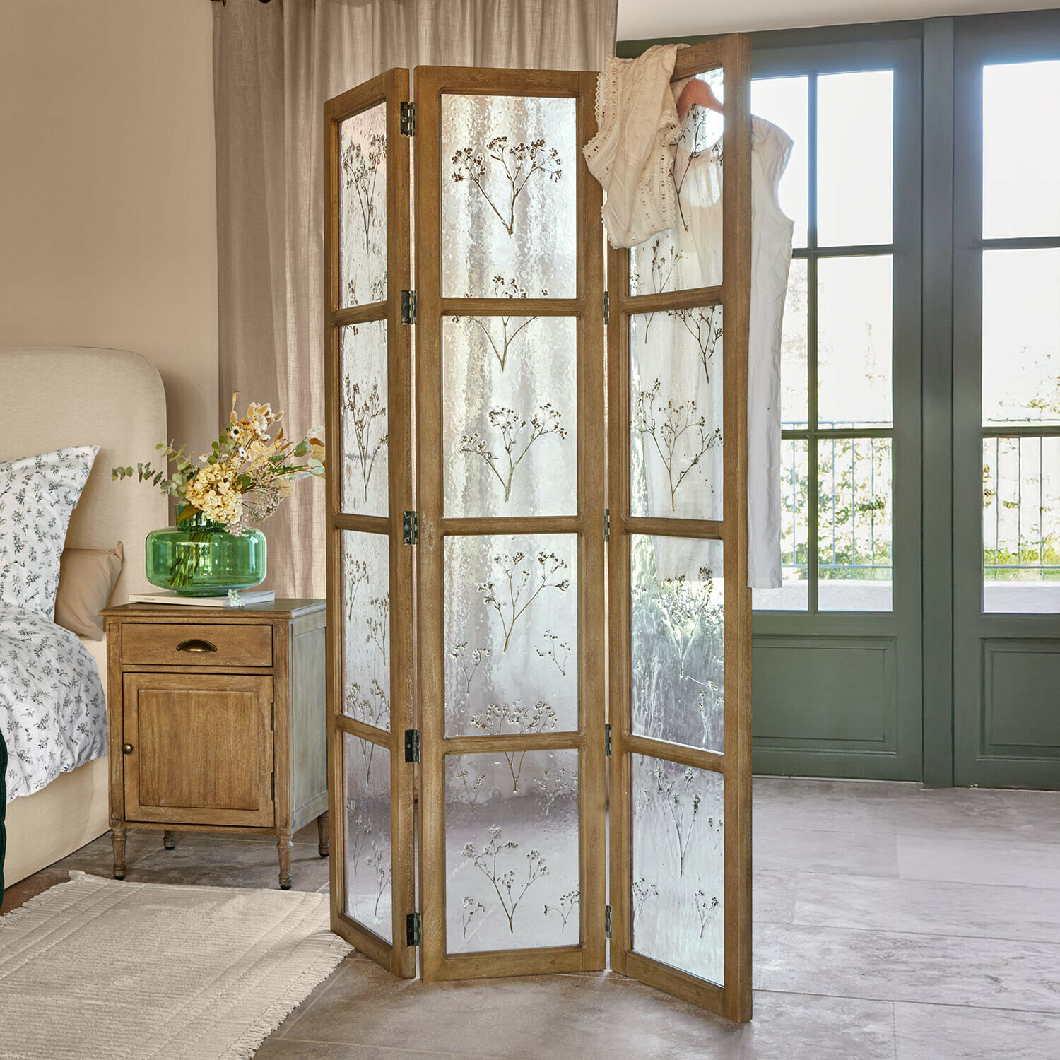 Paravent Somerlyn Raumteiler aus Holz mit mattiertem Glas und Blumenmuster, naturfarbener Sichtschutz