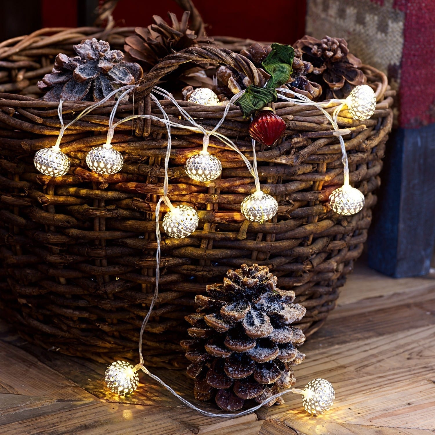 Lichterkette Fireballs LED-Lichterkette mit Zapfenform an einem Korb aus Naturmaterialien, gemütliche Weihnachtsdekoration