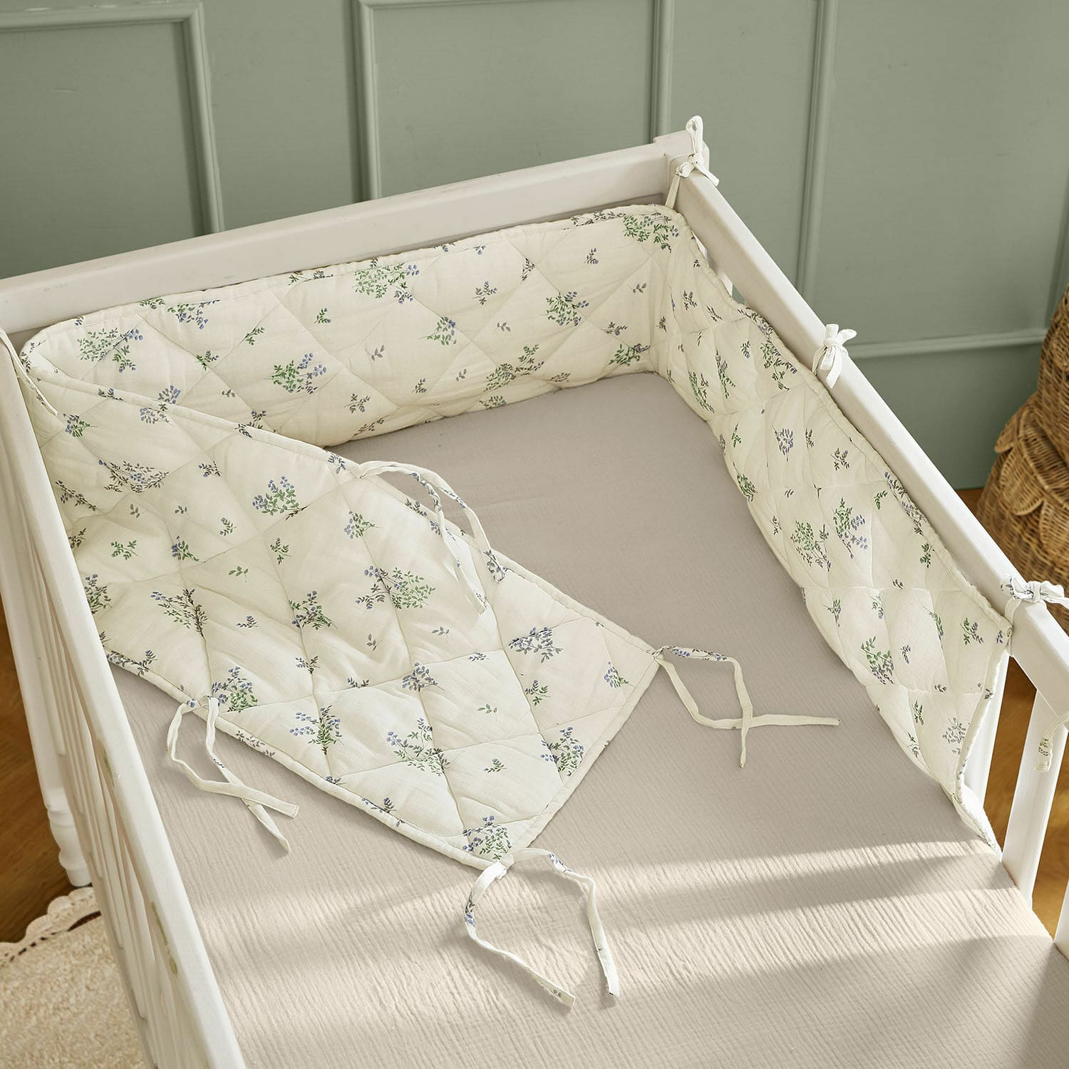 Bettumrandung Nymariel Babybett-Stossschutz aus Baumwolle in Creme mit grün-blauem Blumenmuster, weicher Schutz fürs Kinderbett