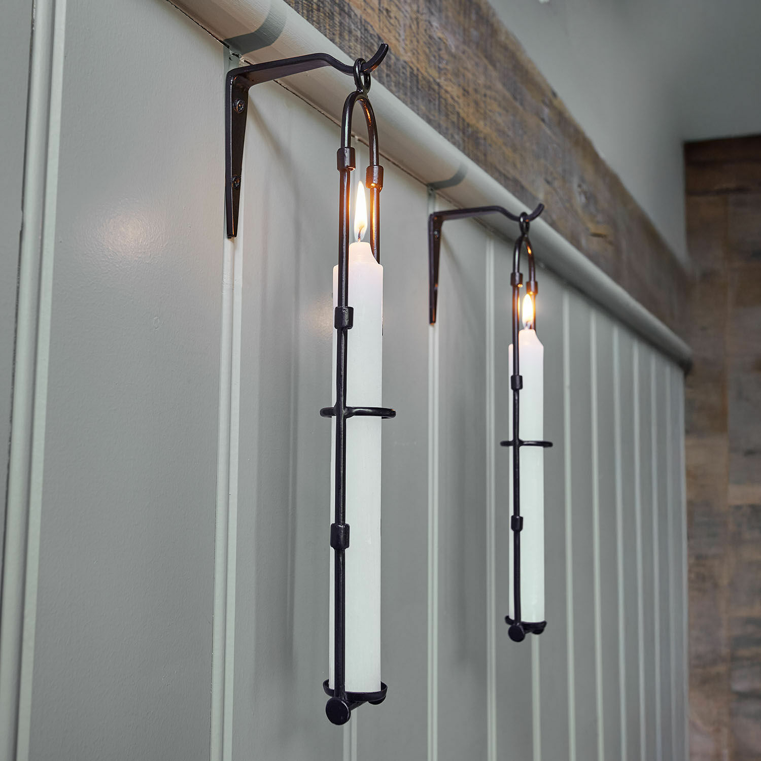 Wandkerzenhalter 2er Set Vivendas Schwarze Metall-Wandleuchter mit weissen Kerzen, rustikale Wohnraumdekoration