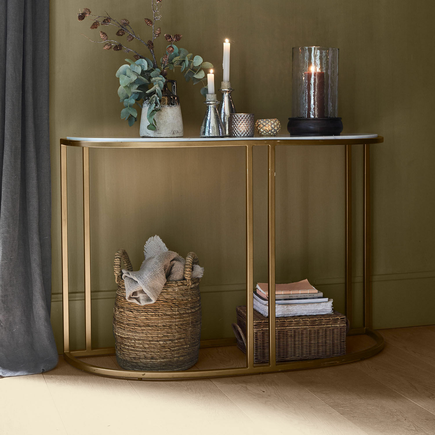 Konsole Soréline Konsole mit weisser Marmorplatte und goldenem Metallgestell, dekoriert mit Kerzen und Vase mit grünen Blättern