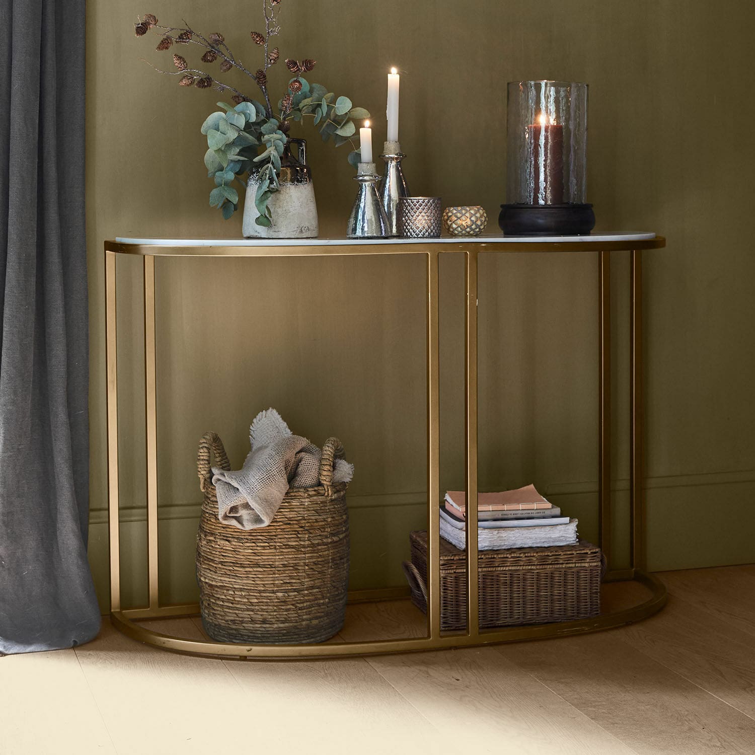 Konsole Soréline Konsole mit weisser Marmorplatte und goldenem Metallgestell, dekoriert mit Kerzen und Vase mit grünen Blättern