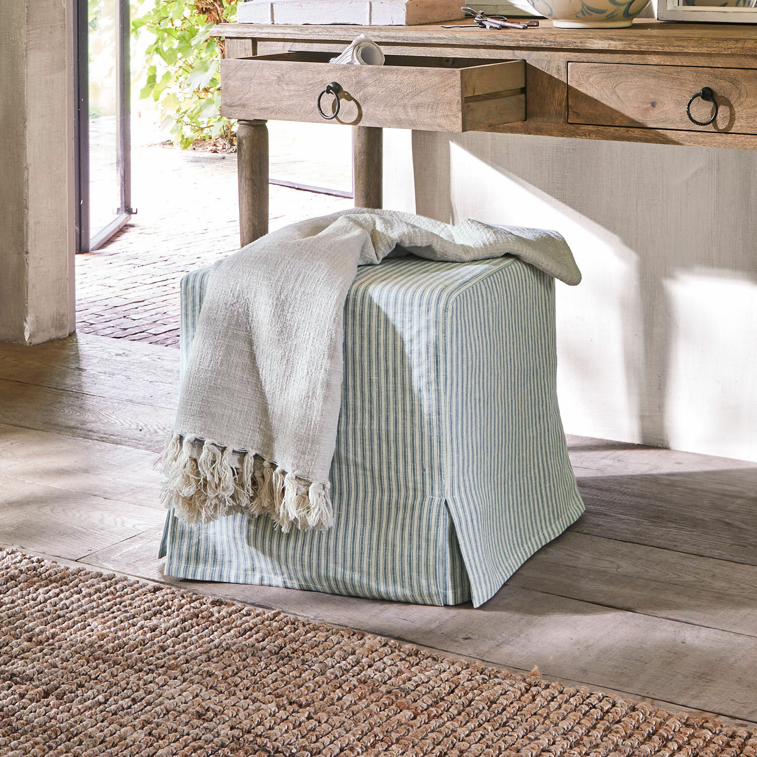 Hocker Ulysette Quadratischer Pouf aus Baumwolle in Blau-Weiss gestreift mit cremefarbenem Plaid auf Holzboden