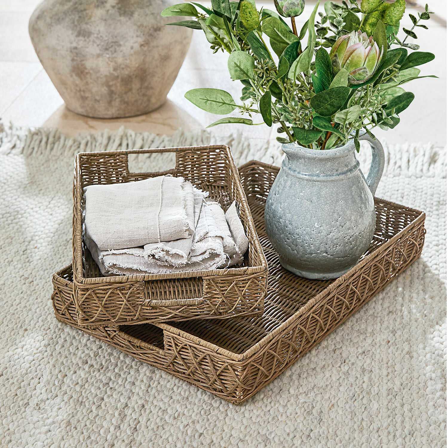 Tablett 2er Set Cordillera Set mit zwei naturfarbenen Rattantabletts, grauem Keramikkrug und grünem Blumenstrauss