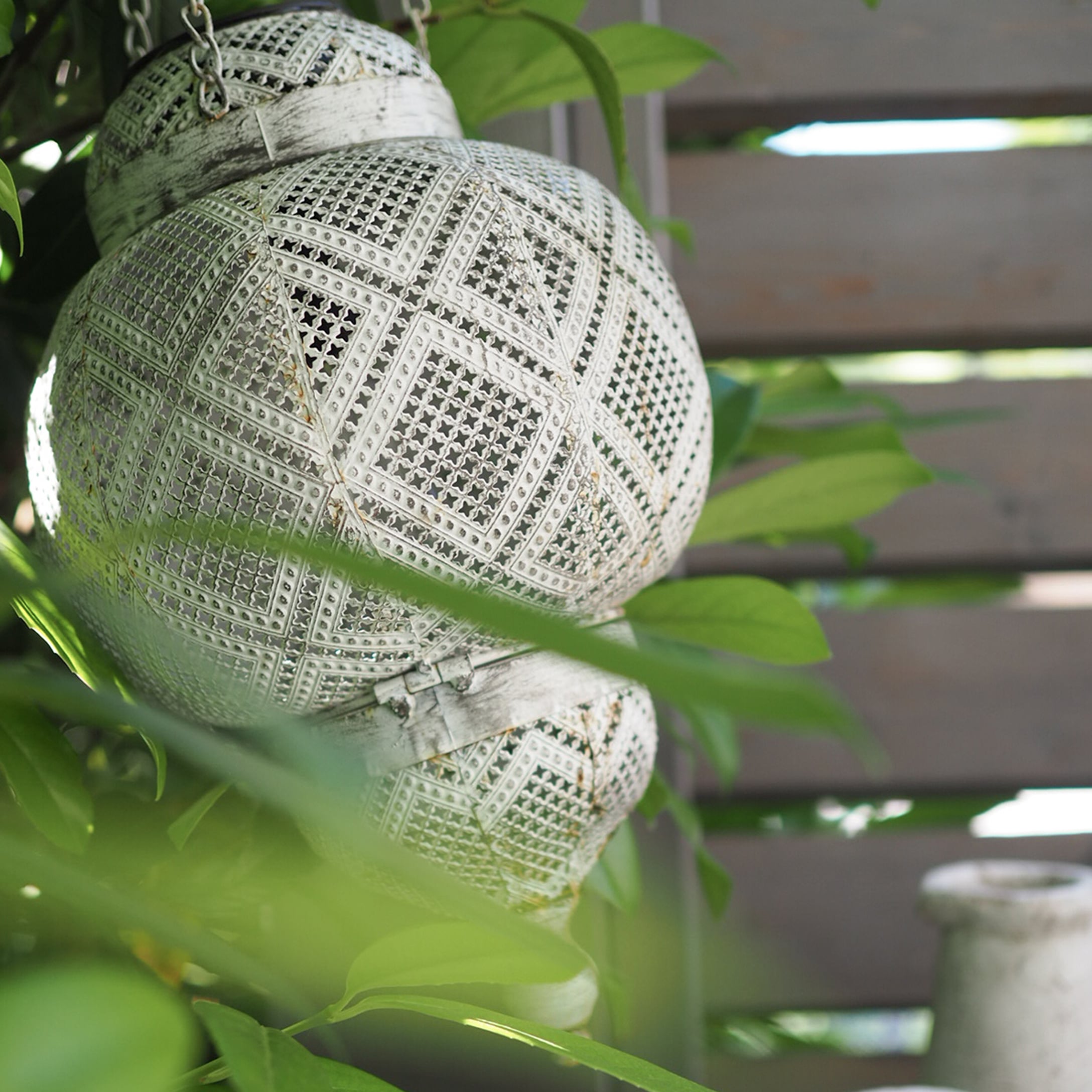 Weisse Metalllaterne mit filigranem Muster, Vintage-Gartendekoration