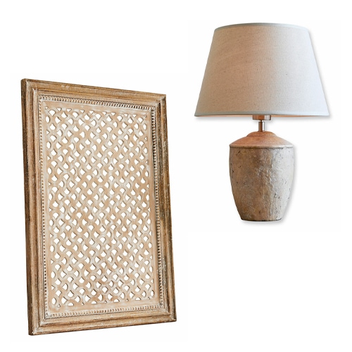 Holzrahmen mit filigranem Muster und Tischlampe mit beigem Stoffschirm und Steinsockel
