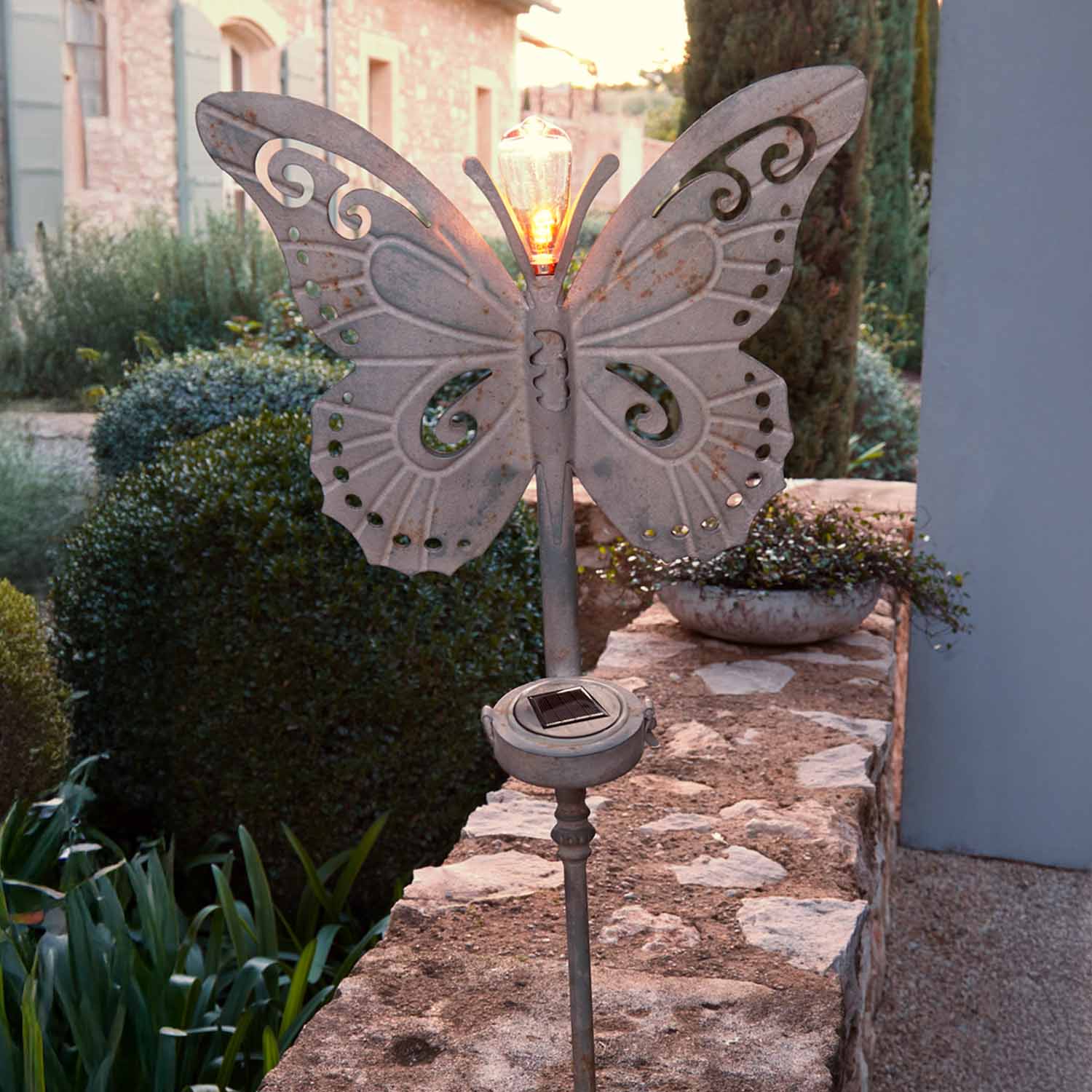 Dekorative Gartenleuchte aus grauem Metall in Schmetterlingsform mit Solar-LED-Licht