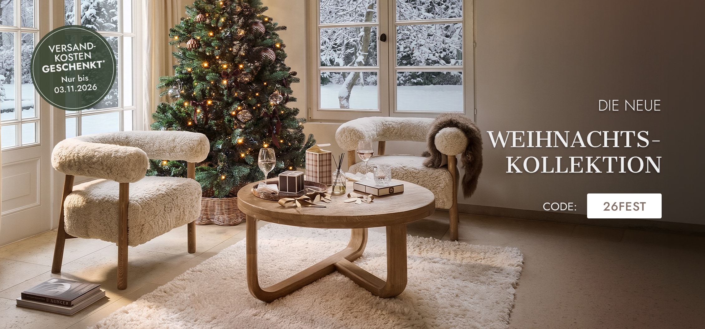 Gemütliches Wohnzimmer mit zwei cremefarbenen Bouclé-Stühlen und rundem Holztisch neben festlich geschmücktem Weihnachtsbaum