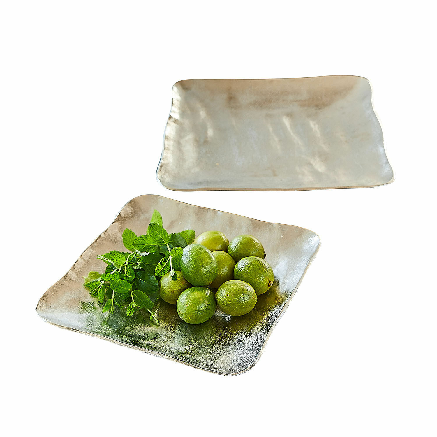 Tablett 2er Set Pedeboscq Set aus zwei rechteckigen Glastellern in Beige, einer mit Limetten und Minze dekoriert