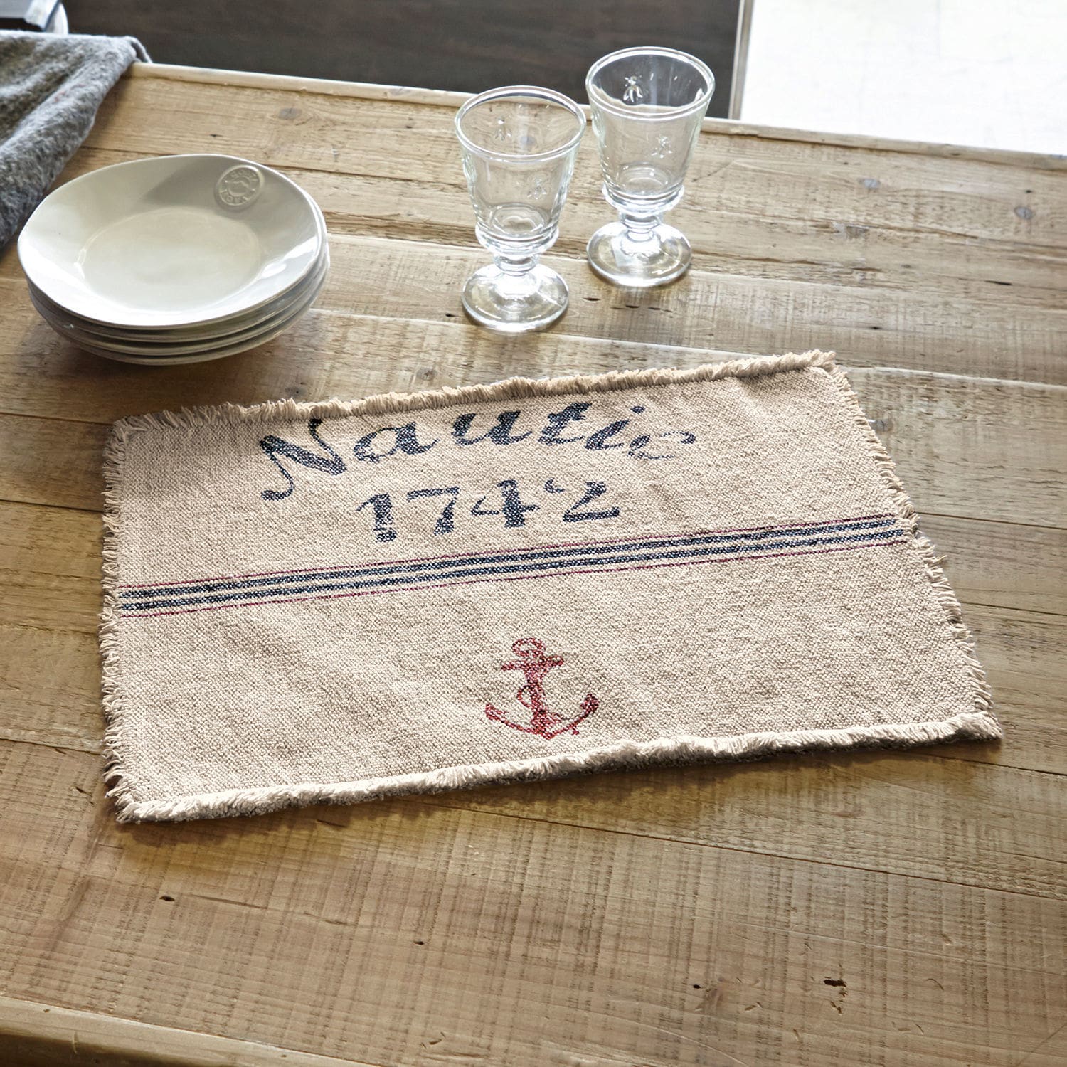 Platzset 2er Set Nautic Beiges Baumwoll-Tischset mit rotem Anker und Schriftzug Nautic 1742 auf Holztisch
