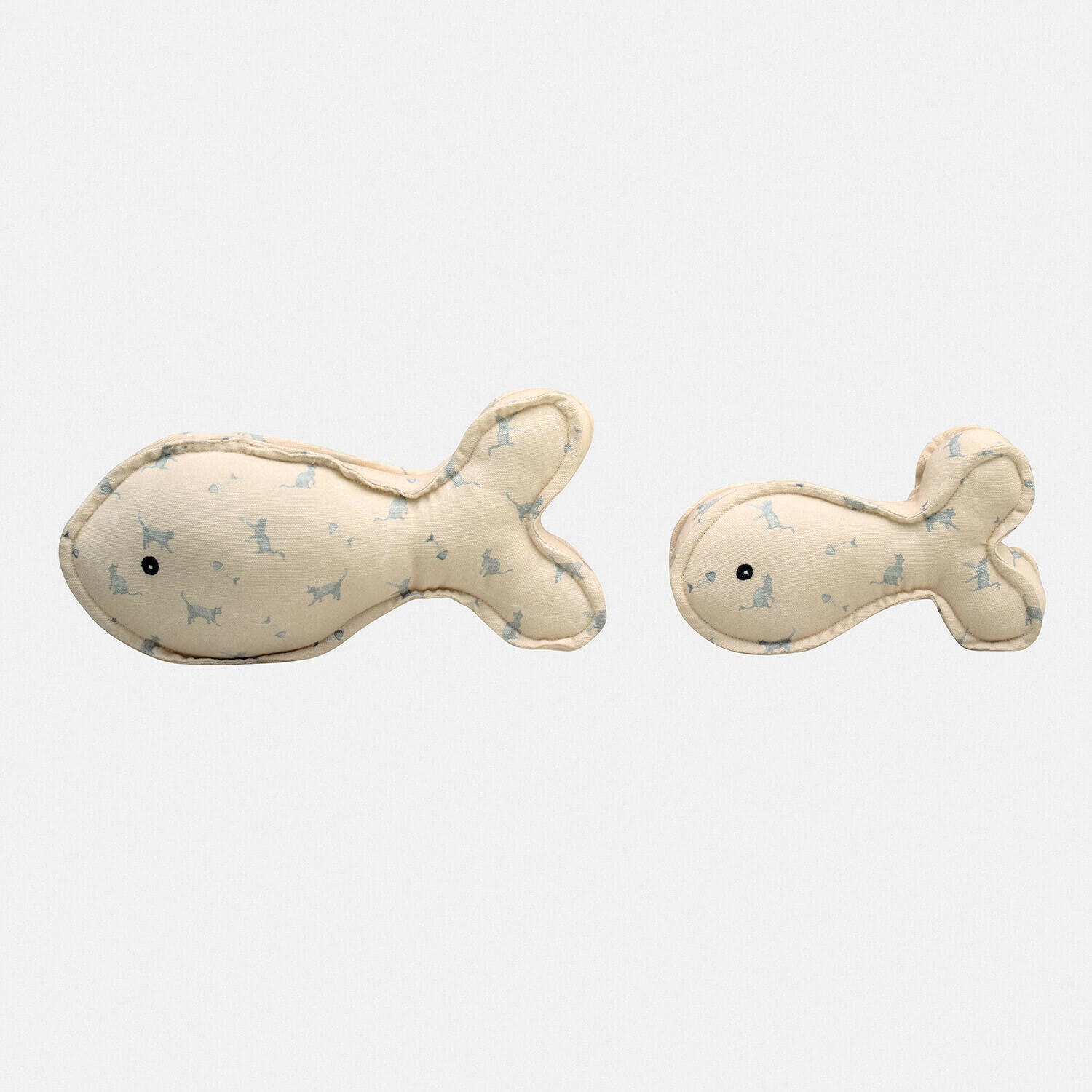 Set mit zwei weichen Fischkissen aus Baumwolle in Creme mit blauem Katzenmuster