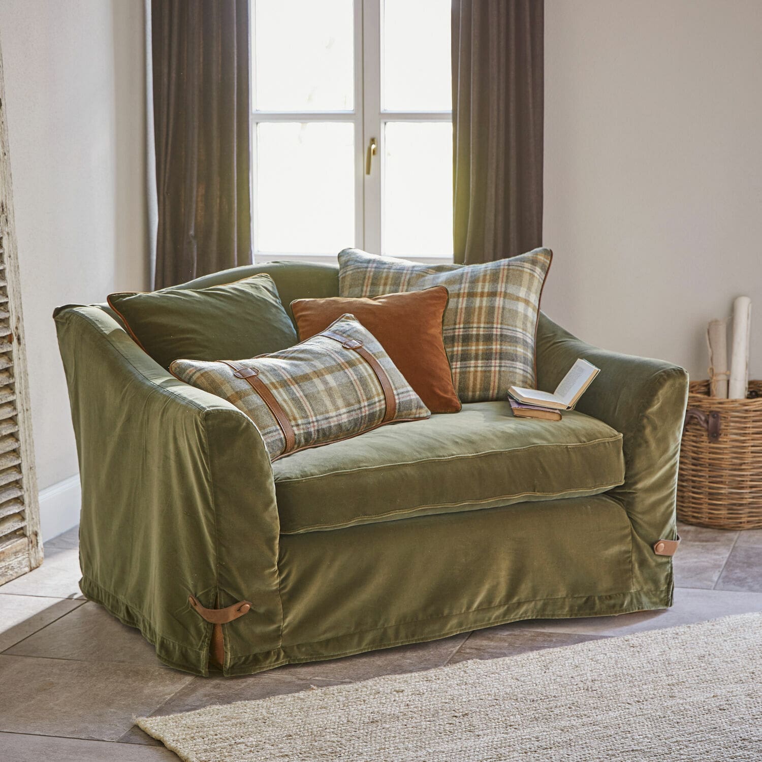 Sessel Halton Zweisitziges Sofa aus grünem Samt mit karierten Kissen und braunen Akzenten für das Wohnzimmer