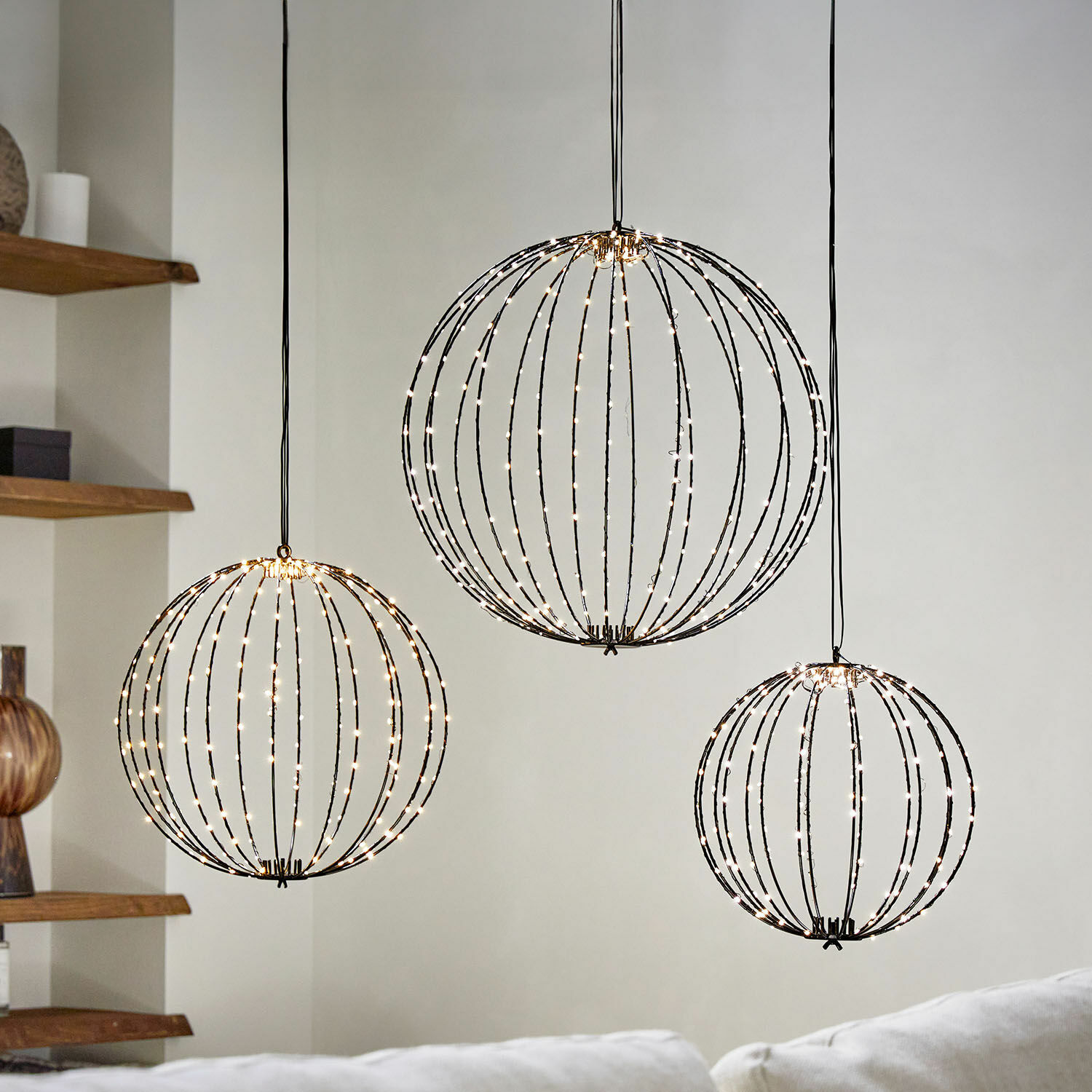 LED-Kugel 3er Set Brilliante Drei kugelförmige Pendelleuchten aus Metall mit warmweißem LED-Licht für modernes Interieur