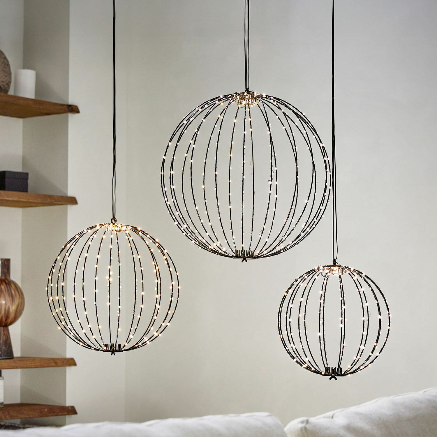 LED-Kugel 3er Set Brilliante Drei kugelförmige Pendelleuchten aus Metall mit warmweißem LED-Licht für modernes Interieur