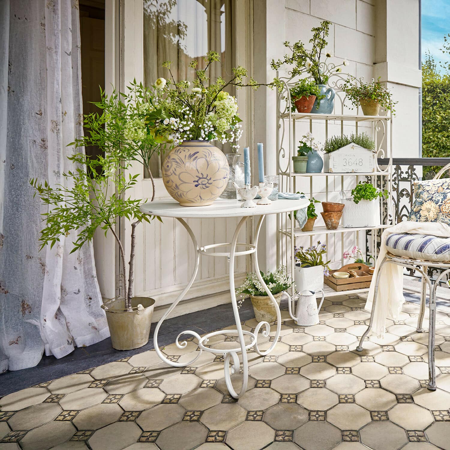 Tisch Iteuil Weißer Metalltisch mit Blumenvase auf Terrasse mit Pflanzen und Stuhl
