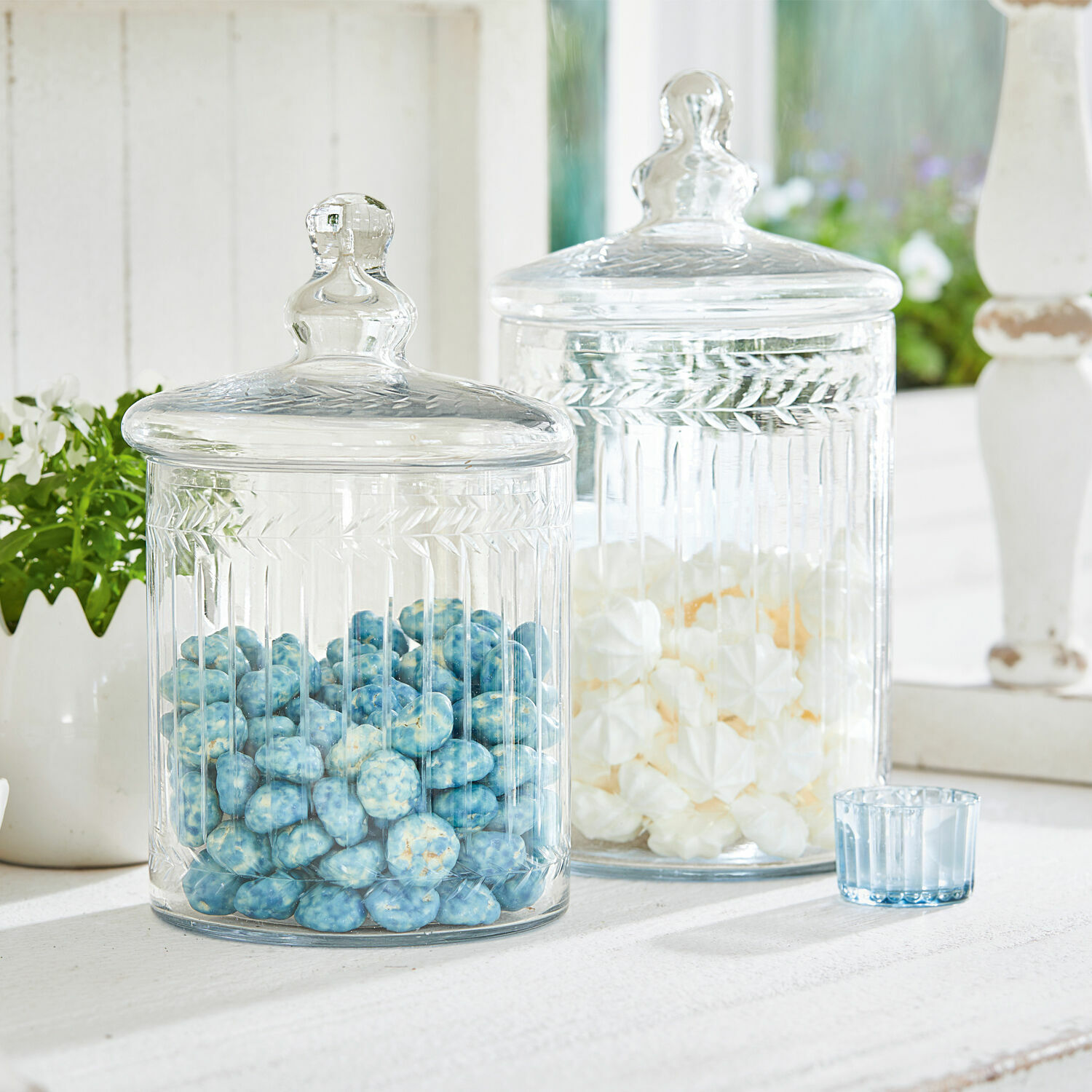 Glasdose 2er Set Maledisant Transparente Glasbehälter mit Deckeln gefüllt mit blauen und weißen Süssigkeiten auf weissem Tisch