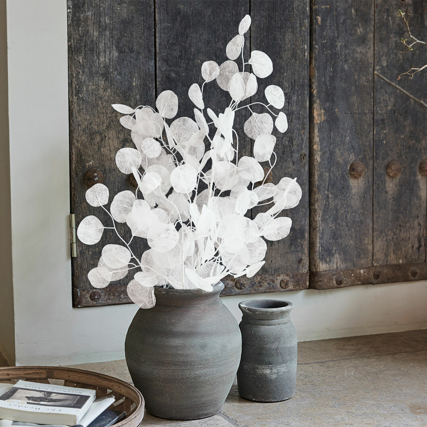 Deko-Blume 3er Set Tilly Grosse schwarze Keramikvase mit weissen dekorativen Zweigen vor rustikaler Holztür