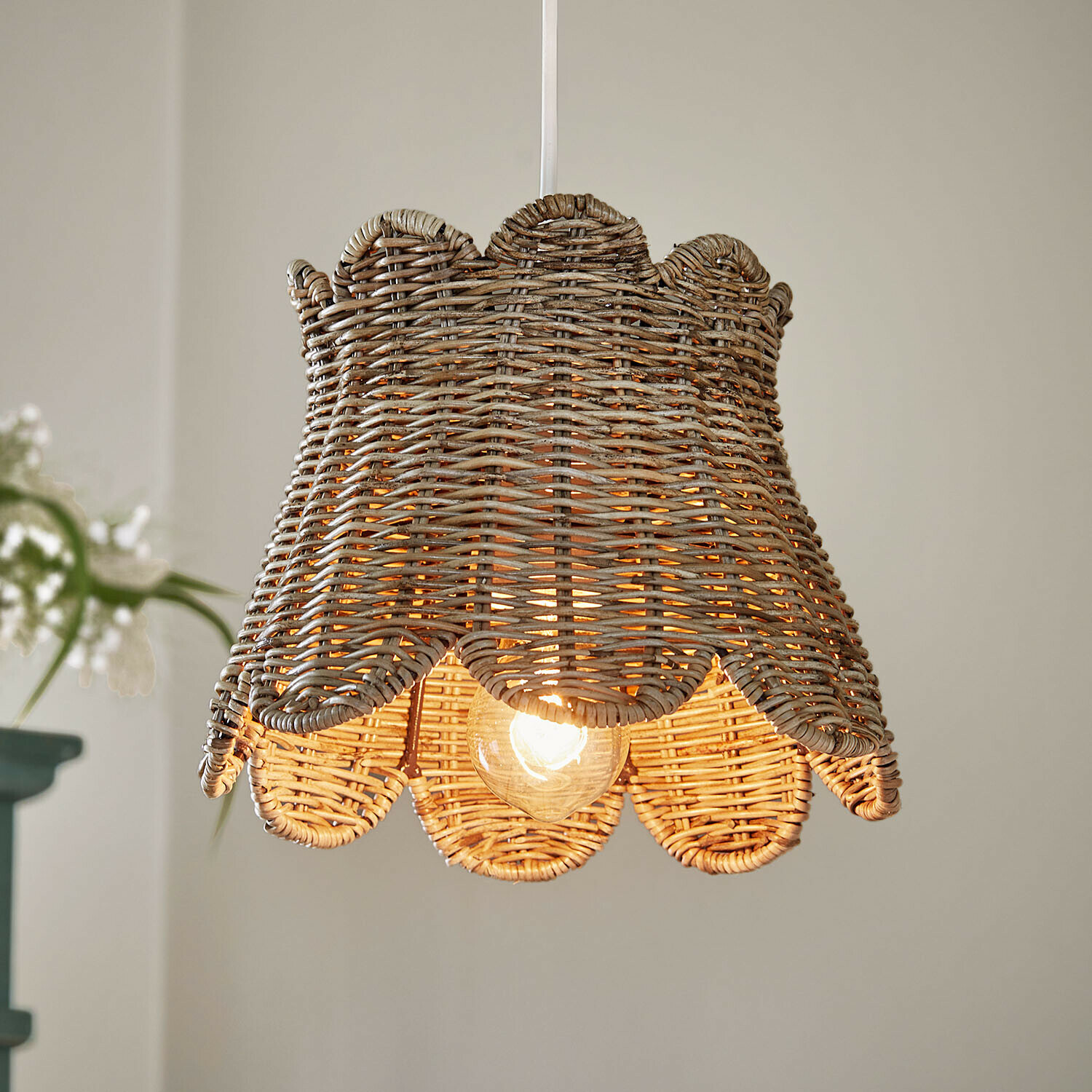 Lampenschirm Chantivelle Hängeleuchte aus geflochtenem Rattan in Naturfarbe mit dekorativem Lampenschirm und warmem Licht