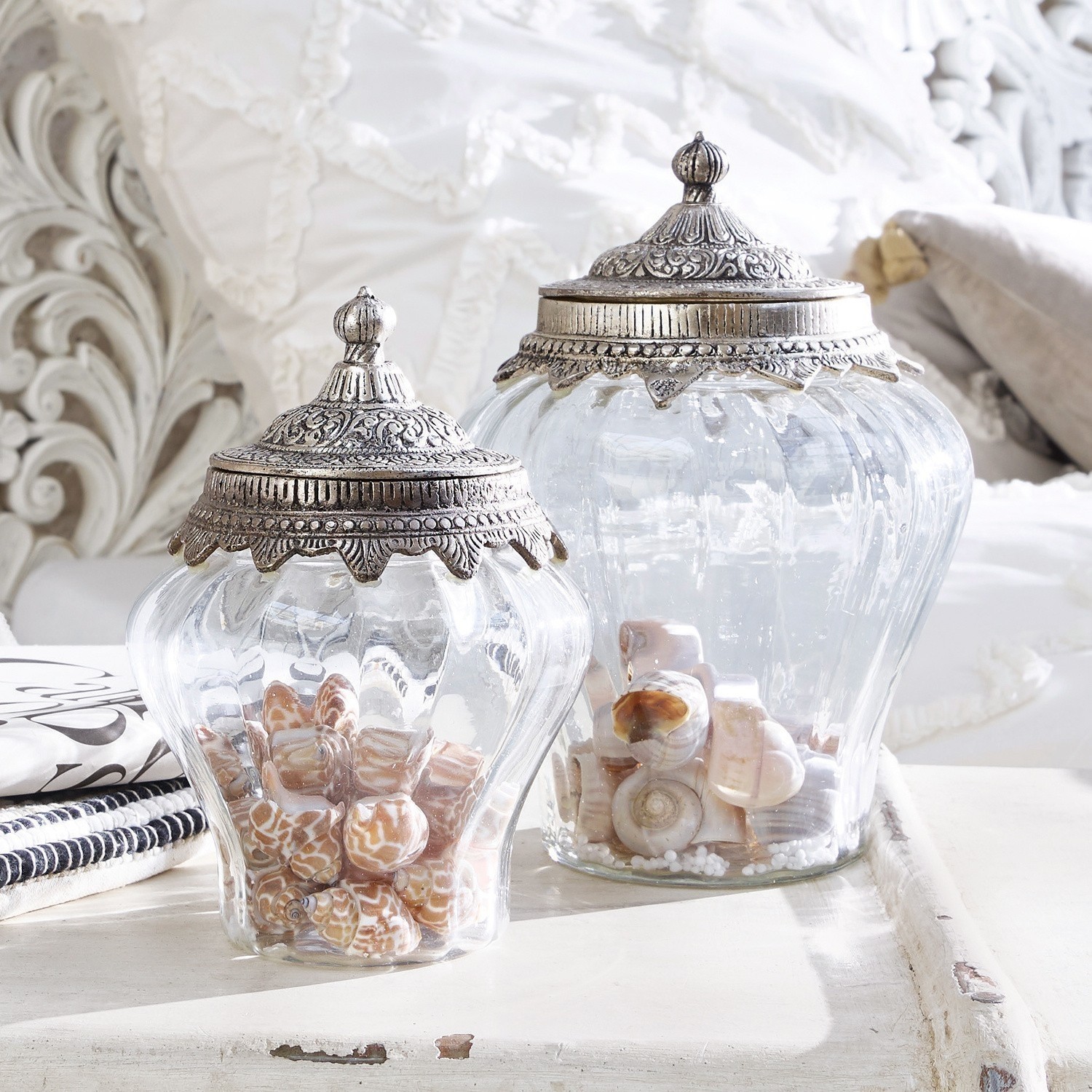 Glasdose 2er Set Isaline Gläser mit verzierten Metalldeckeln im Vintage-Stil, gefüllt mit Muscheln