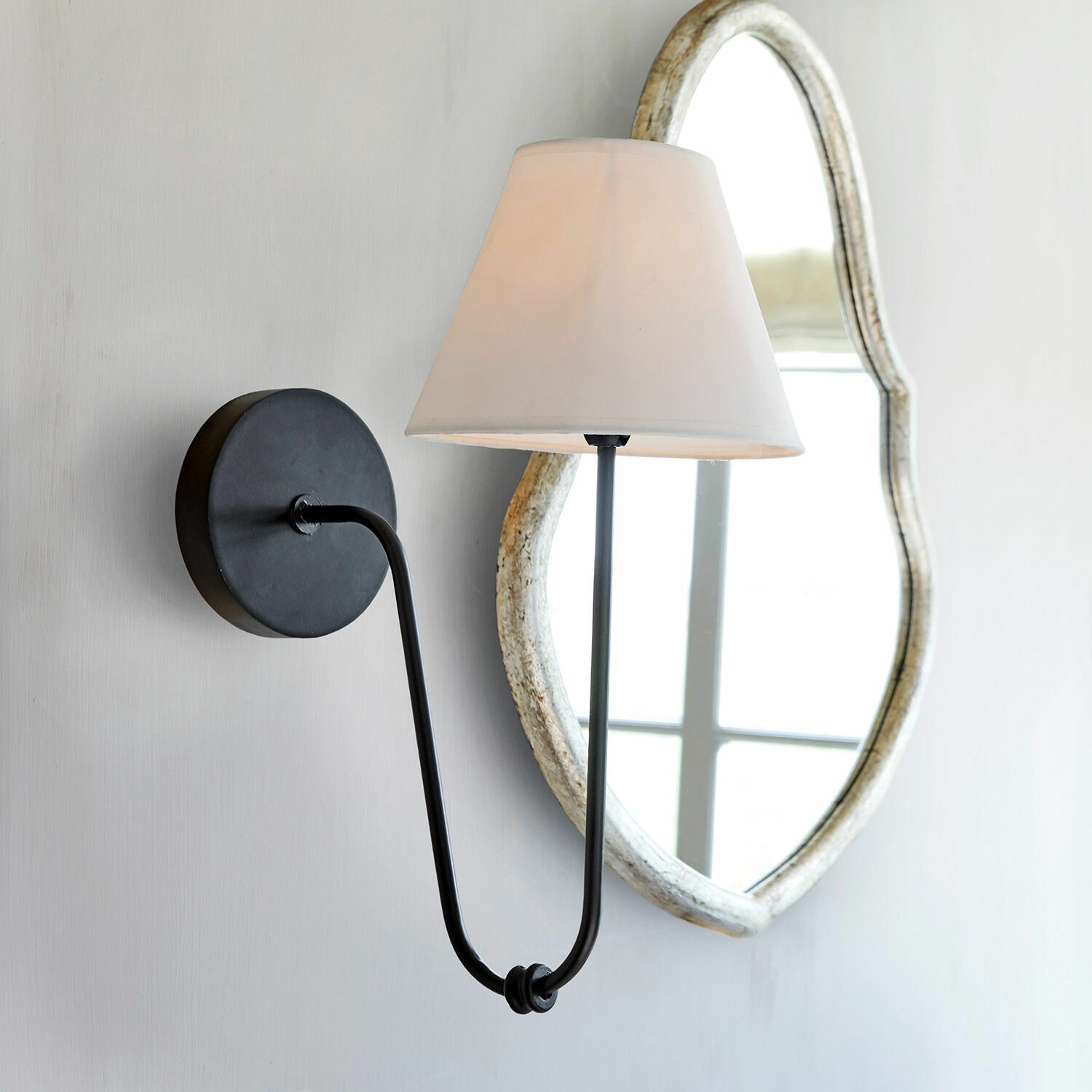 Wandlampe Lustre Schwarze Metall-Wandleuchte mit weissem Lampenschirm und dekorativem Spiegel im Hintergrund, Wandbeleuchtung