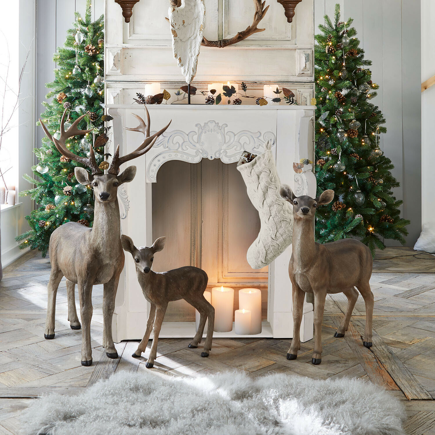 Kaminkonsole Emporia Weisser dekorativer Kamin mit cremefarbenen Strümpfen und einem Weidenkorb mit Holz, weihnachtliche Dekoration