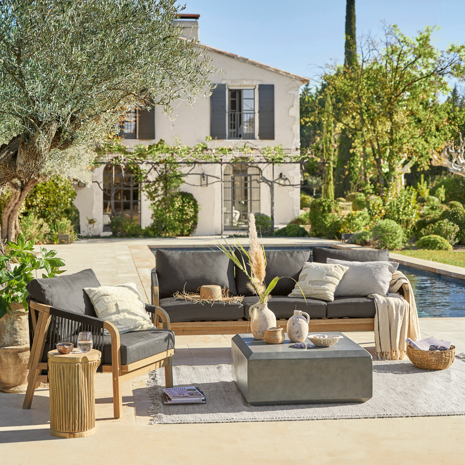 Sitzgruppe FSC®-100% Shreveport Gartenmöbel-Set aus Holz mit grauen Polstern beim Pool im sonnigen Garten