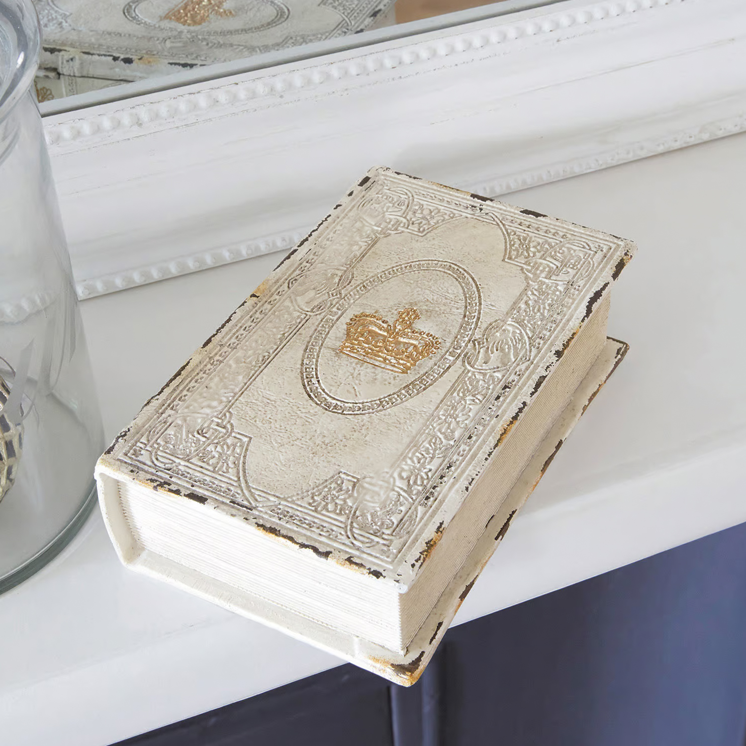 Weisse Holzbox in Buchform mit goldener Krone, dekorative Vintage-Aufbewahrungsschachtel