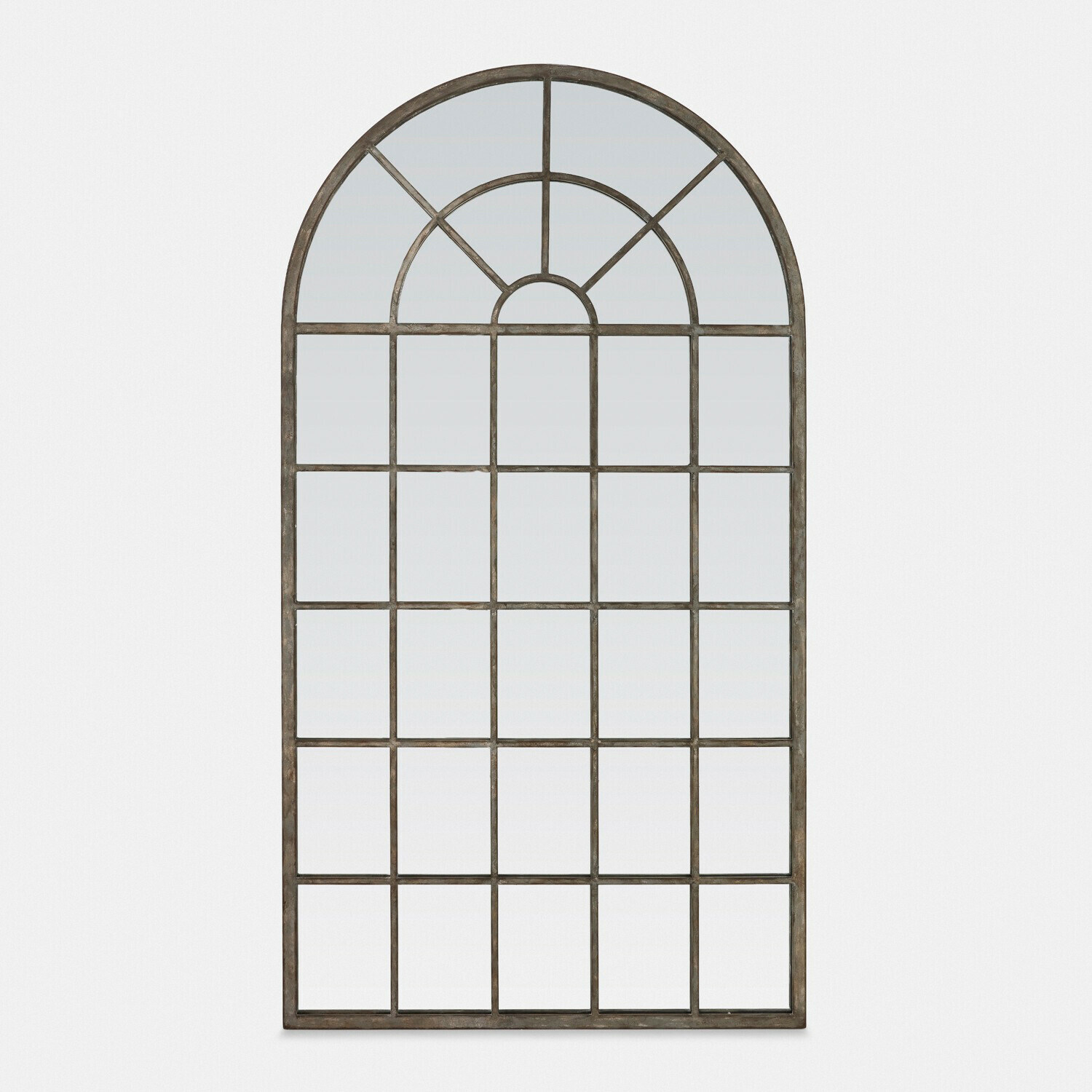 Spiegel Parielle Großer Wandspiegel mit Metallrahmen in patiniertem Braun, bogenförmig mit Gitterstruktur.