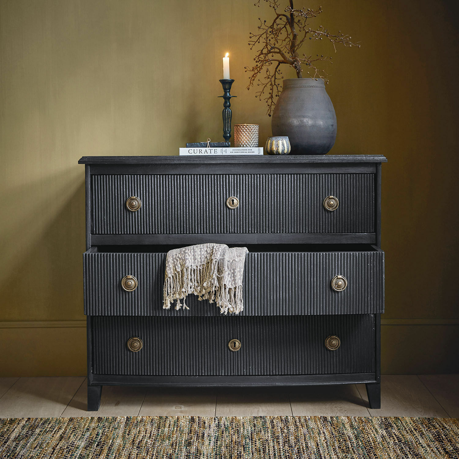 Kommode Boissiére Schwarze Holzkommode mit drei Schubladen und beigem dekorativem Tuch, im Vintage-Stil